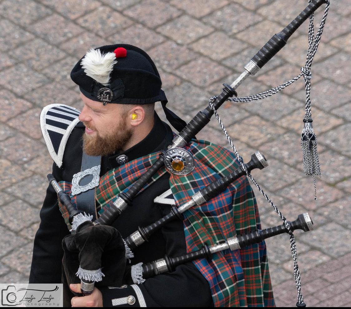 Bagpiper Bruce in volle Highland Dress uitrusting bij bruiloft