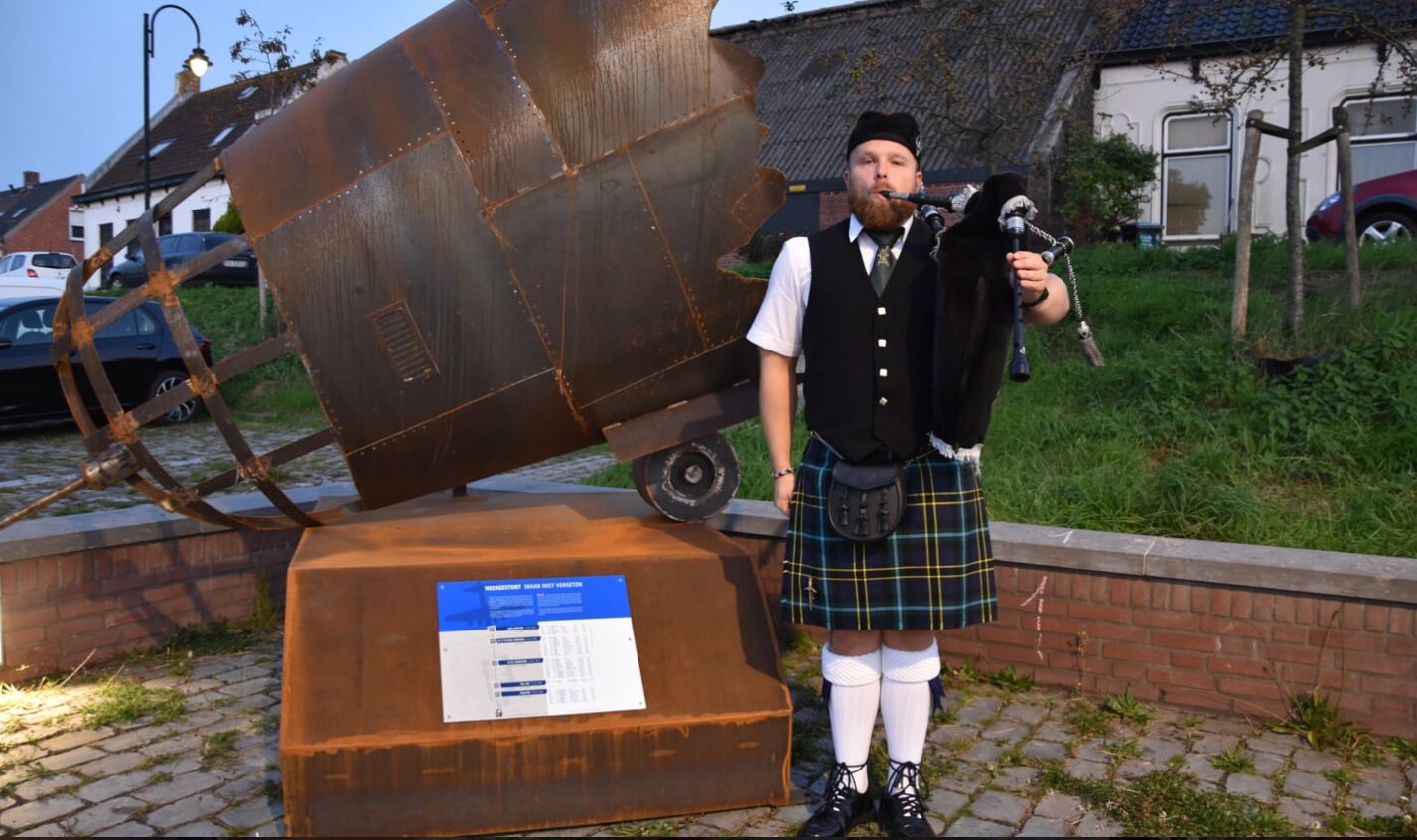 Bagpiper Bruce speelt doedelzak bij een herdenkingsmonument tijdens 4 mei herdenking